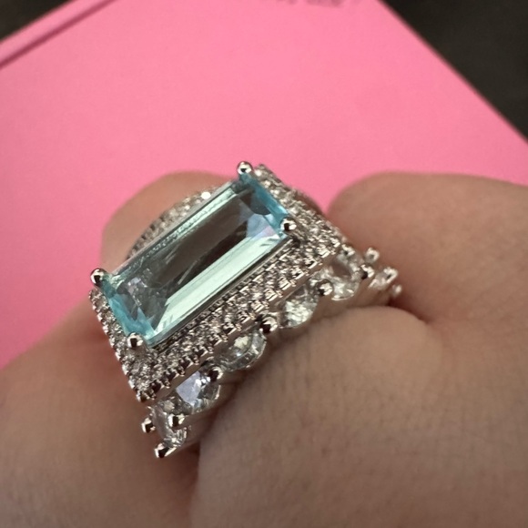 Jewelry - Size 9 Elegant Silver and Blue Gemstone Ring